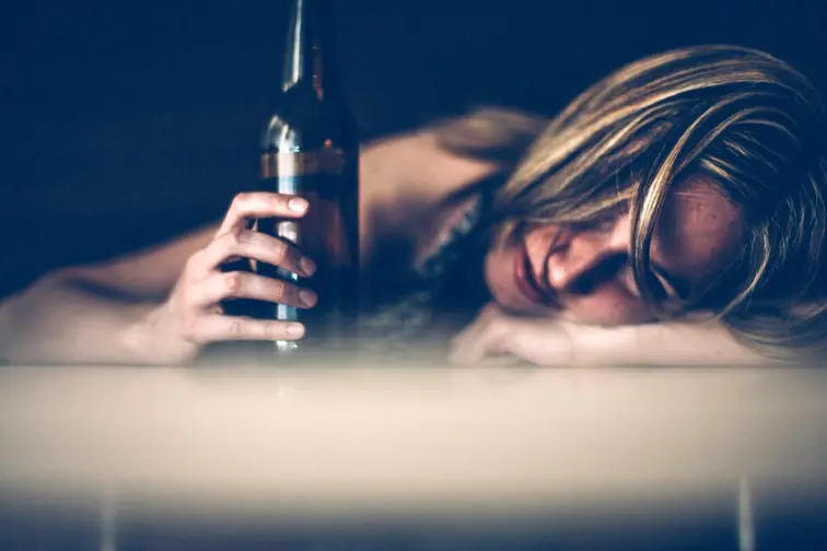 ทำไมผู้หญิงจึงเมาเหล้าง่ายกว่าผู้ชาย